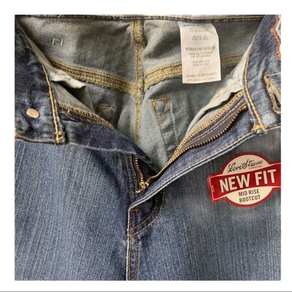 PRICE FIRM!$35 Levi Strauss Plus Size Denim Jeans. SIZE 18 - Picture 2 of 10